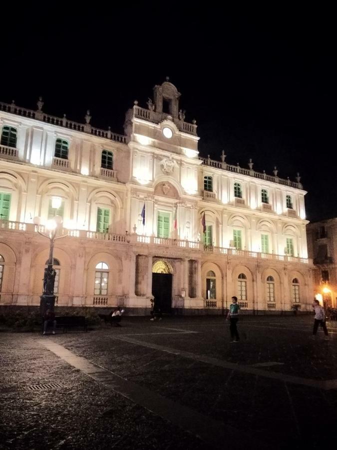 Suite Il Letto Sotto Il Tetto Catania Luaran gambar