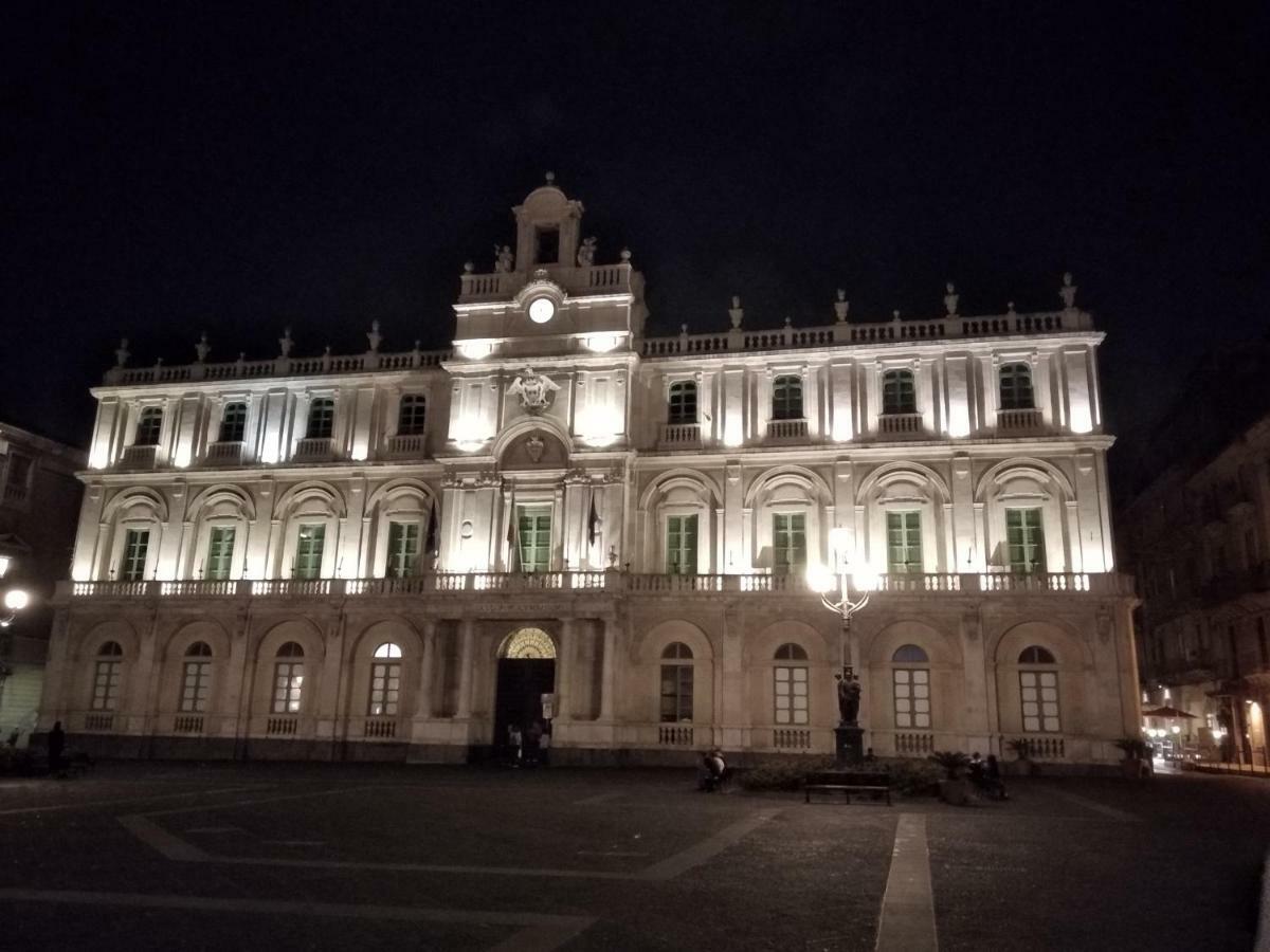 Suite Il Letto Sotto Il Tetto Catania Luaran gambar